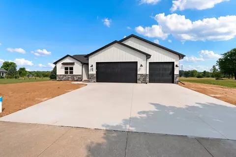 1448 Foxfire Ct, Waupaca, WI 54981