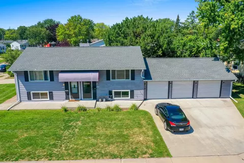 1073 Gillingham Rd, Neenah, WI 54956