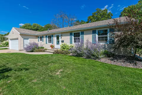 1072 Eden Dr, Neenah, WI 54956