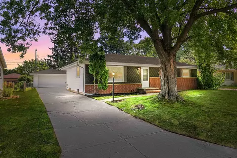 1126 Honeysuckle Ln, Neenah, WI 54956