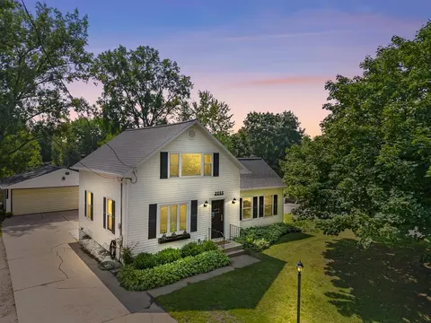 2055 Riverview Dr, Green Bay, WI 54303