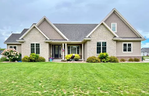 1184 Ava Ct, Neenah, WI 54956