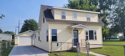 77 W Russell St, Marinette, WI 54143
