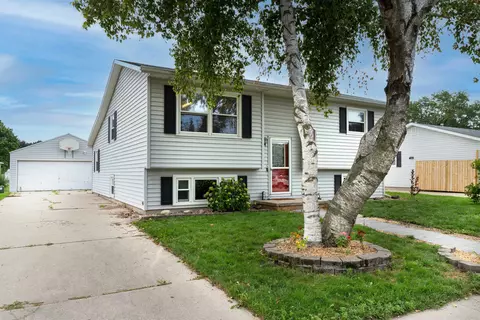 990 Greenfield Trl, Oshkosh, WI 54904