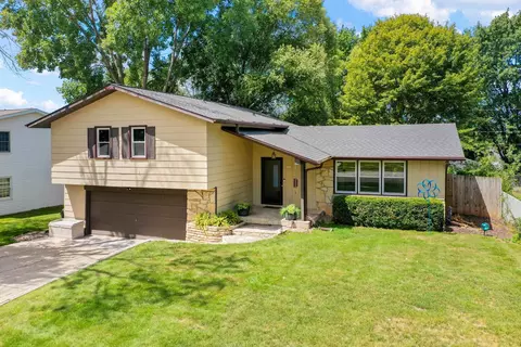 2068 W Vista Cir, De Pere, WI 54115
