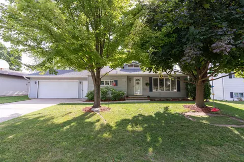 1318 Pinehurst Ln, Neenah, WI 54956