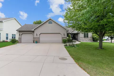 109 Shalimar Ct, Combined Locks, WI 54113