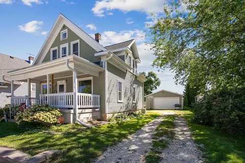 717 College Ave, Howards Grove, WI 53083