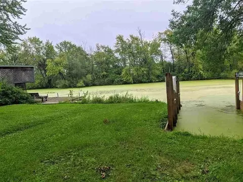 532 E River Dr, Omro, WI 54963