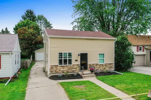 916 Division St, Algoma, WI 54201