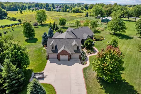 6085 N Eagle Crest Dr, Appleton, WI 54913