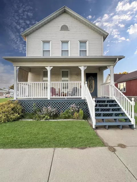 912 13th Ave, Menominee, MI 49858