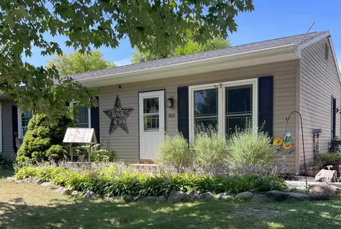 815 Parkview Way, Waupaca, WI 54981