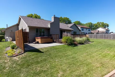 3304 N Whitney Dr, Appleton, WI 54914 photo 2