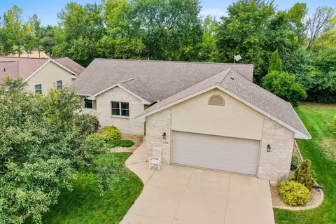 2194 Deer Prairie Dr, Neenah, WI 54956