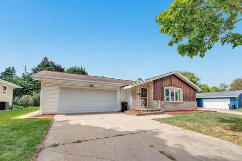 1013 S Midpark Dr, Appleton, WI 54915 photo 2