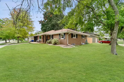 1329 E Harding Dr, Appleton, WI 54915 photo 2