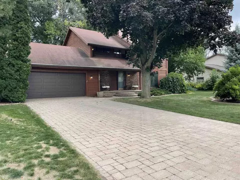 1477 Windmar Dr, Neenah, WI 54956