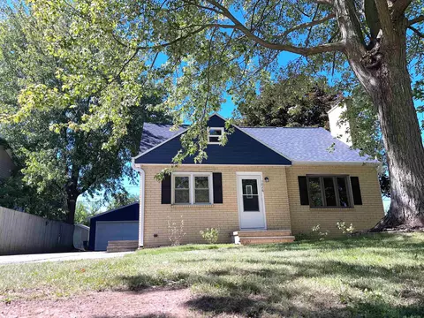 1028 Mayer St, Menasha, WI 54952