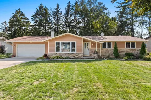 1627 Kennedy Dr, Green Bay, WI 54304