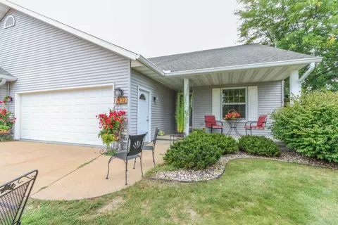 1432 Foxfire Ct, Waupaca, WI 54981