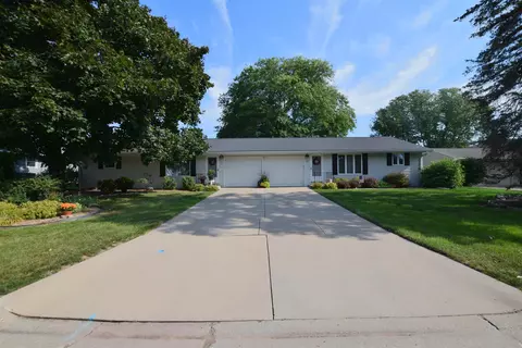 611 Sunrise Ln, Green Bay, WI 54301