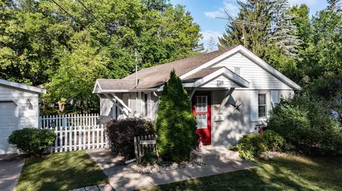 718 9th St, Waupaca, WI 54981