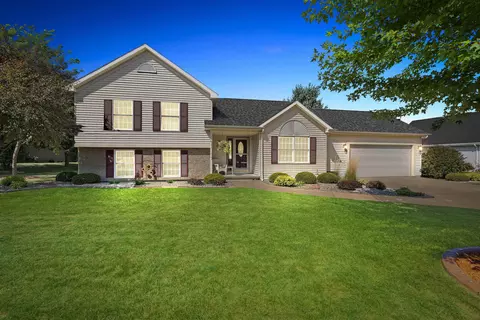 446 Wooden Shoe Cir, Kaukauna, WI 54130