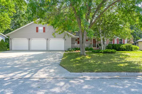 2550 Hillside Heights Dr, Green Bay, WI 54311