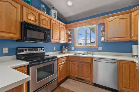 w6074 Paige Way, Appleton, WI 54915 photo 3
