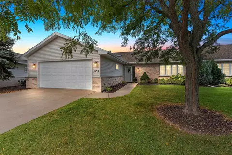 1653 Twin Lakes Cir, Green Bay, WI 54311