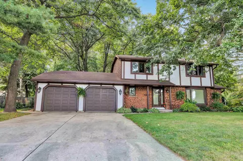 1016 Country Club Dr, Green Bay, WI 54313