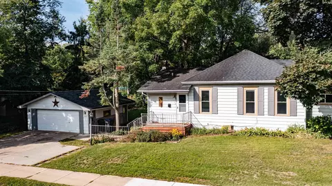 501 Hillcrest Dr, Waupaca, WI 54981
