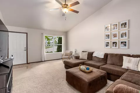 618 Harold Way, Appleton, WI 54915 photo 2