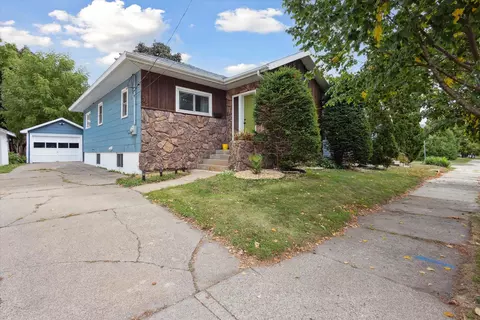 35 15th St, Clintonville, WI 54929