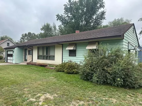 33 West St, Clintonville, WI 54929