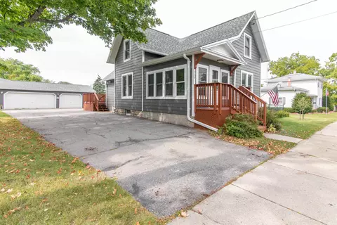 335 Jackson Ave, Omro, WI 54963