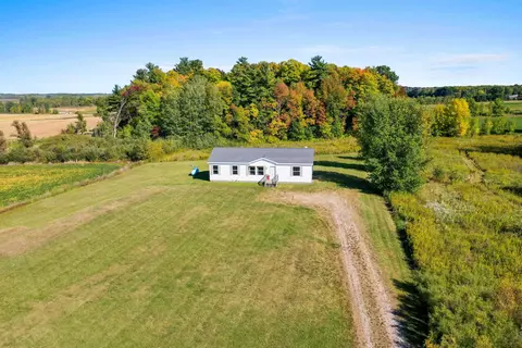914 Bon St, Cecil, WI 54111