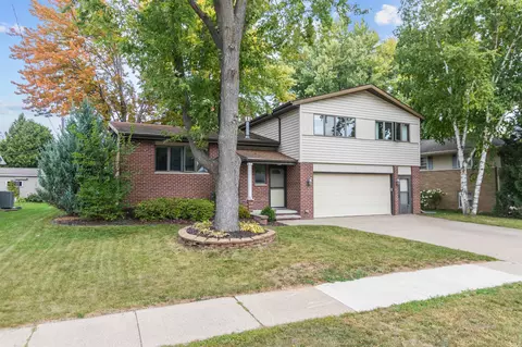 120 W Greenfield Dr, Little Chute, WI 54140