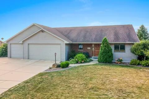 426 Falcon Dr, Pulaski, WI 54162