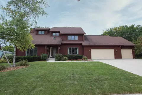 1050 Briarwood Ln, Fond Du Lac, WI 54935