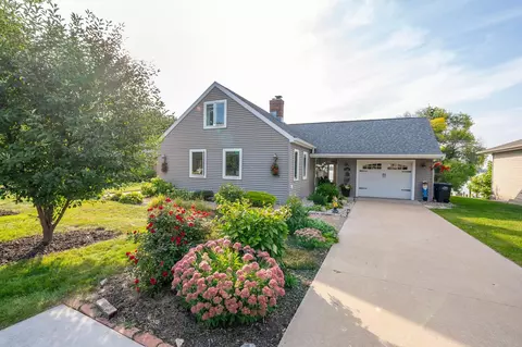 1286 Lakeshore Dr, Menasha, WI 54952