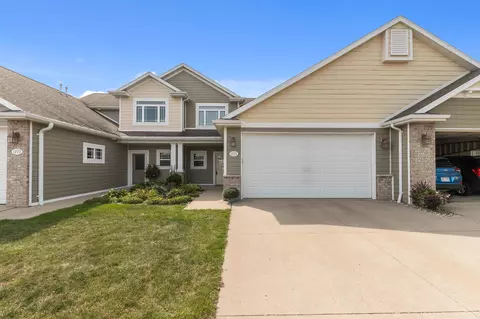 1775 Oak Hollow Ln, Neenah, WI 54956