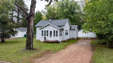 723 7th St, Waupaca, WI 54981
