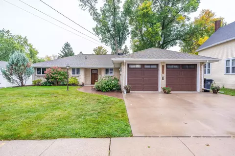 711 Bluff Ave, Little Chute, WI 54140