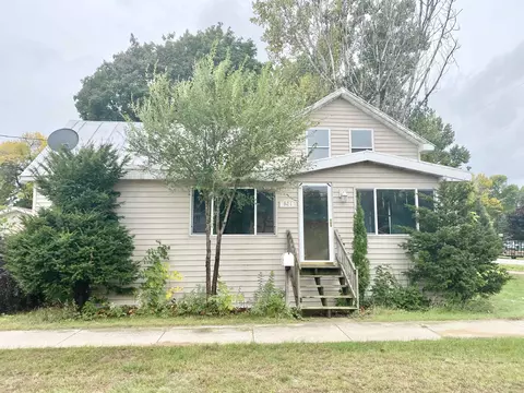 921 Mcdonald St, Oconto, WI 54153