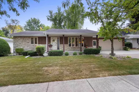 27 St Charles Pl, Little Chute, WI 54140