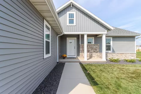 2985 E Bluetopaz Dr, Appleton, WI 54913 photo 2