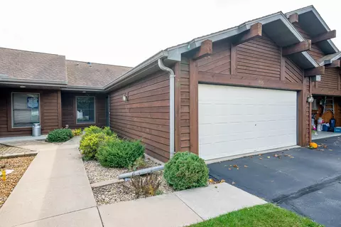 806 E River Dr, Omro, WI 54963 photo 2
