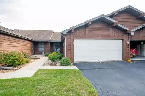 806 E River Dr, Omro, WI 54963